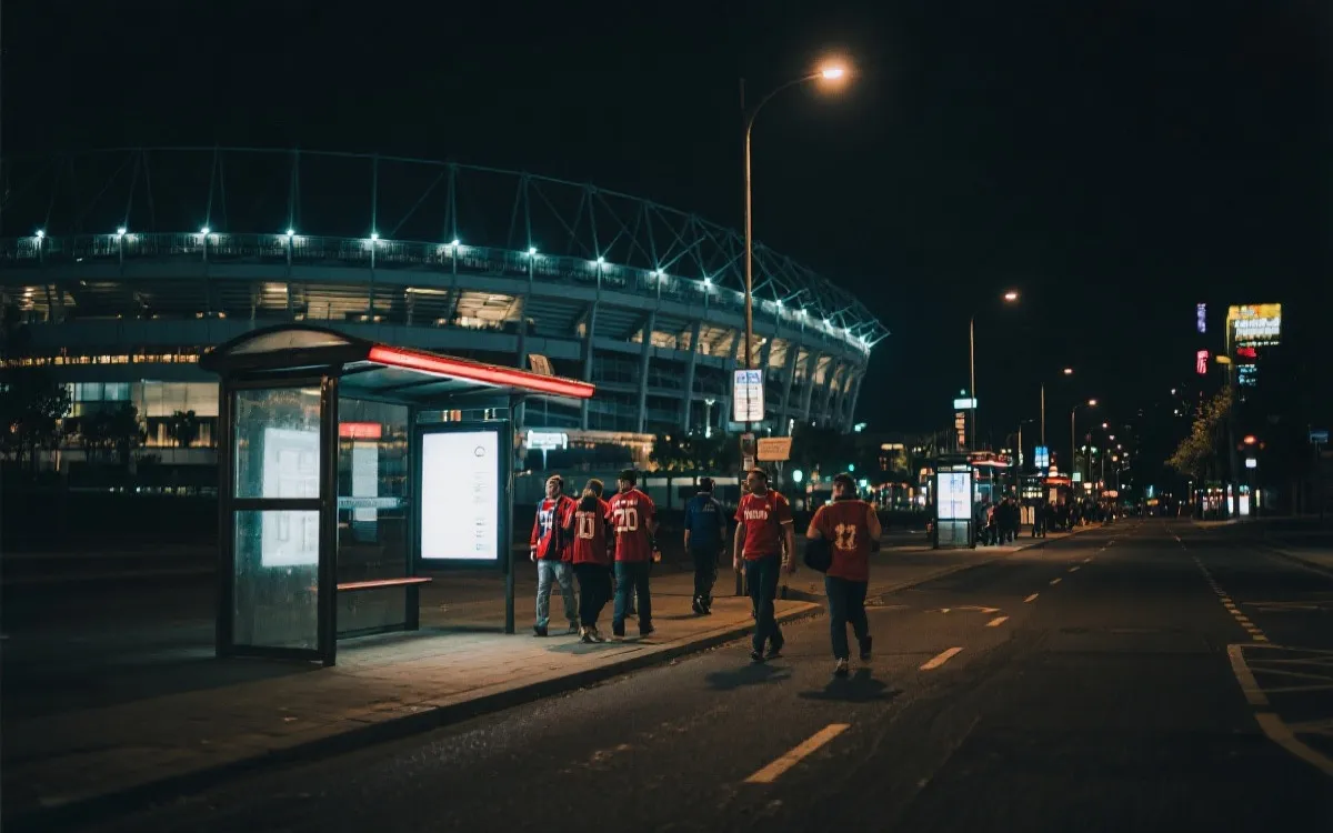 世界杯观赛夜归城市街景与公共交通站点，旅行氛围强